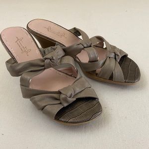 8.5 Wide Soft Styles Hush Puppies heeled sandals